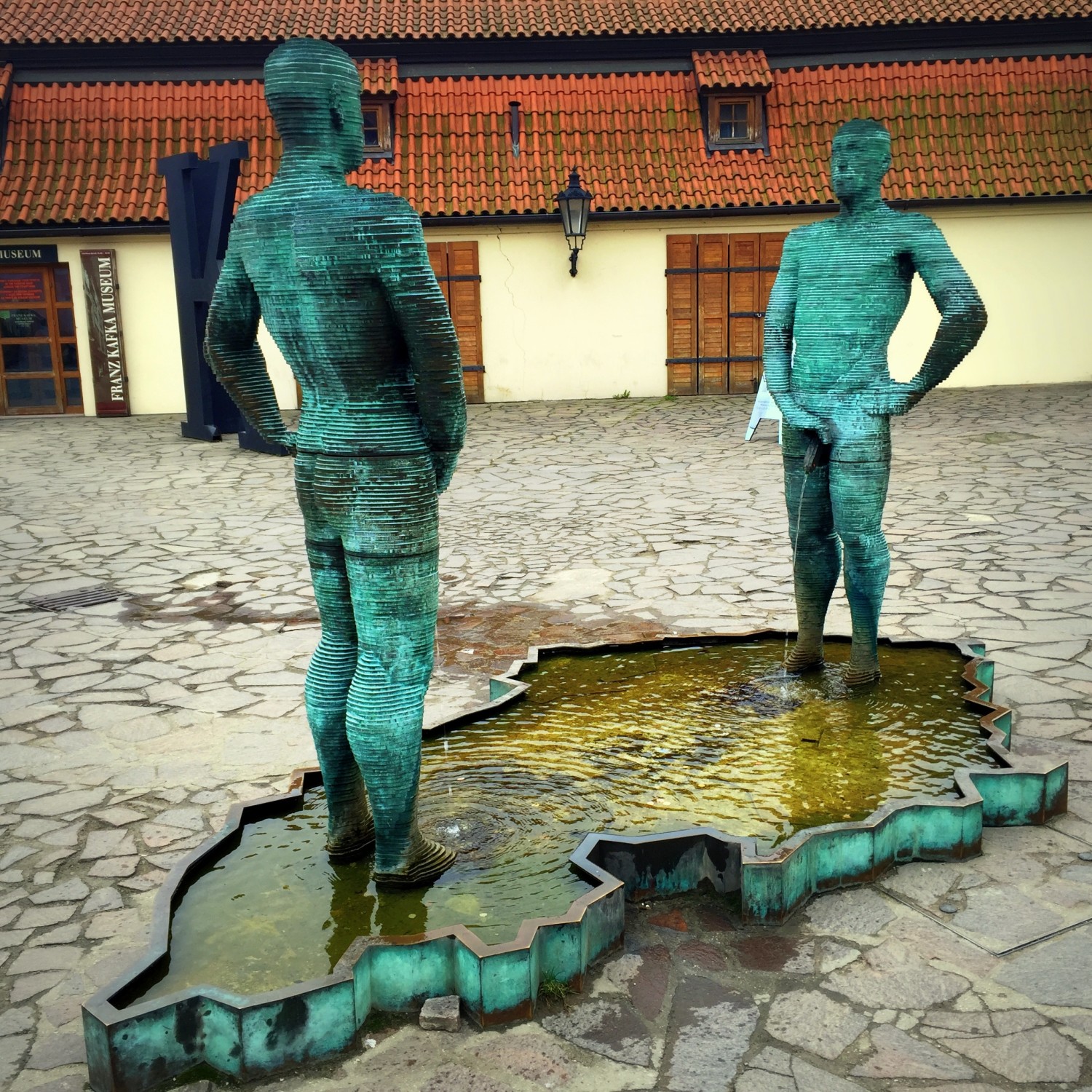Sikający przez Muzeum Kafki