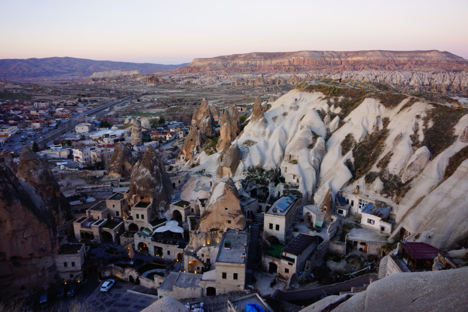 Widok na kapadocką dolinę Göreme o zmierzchu