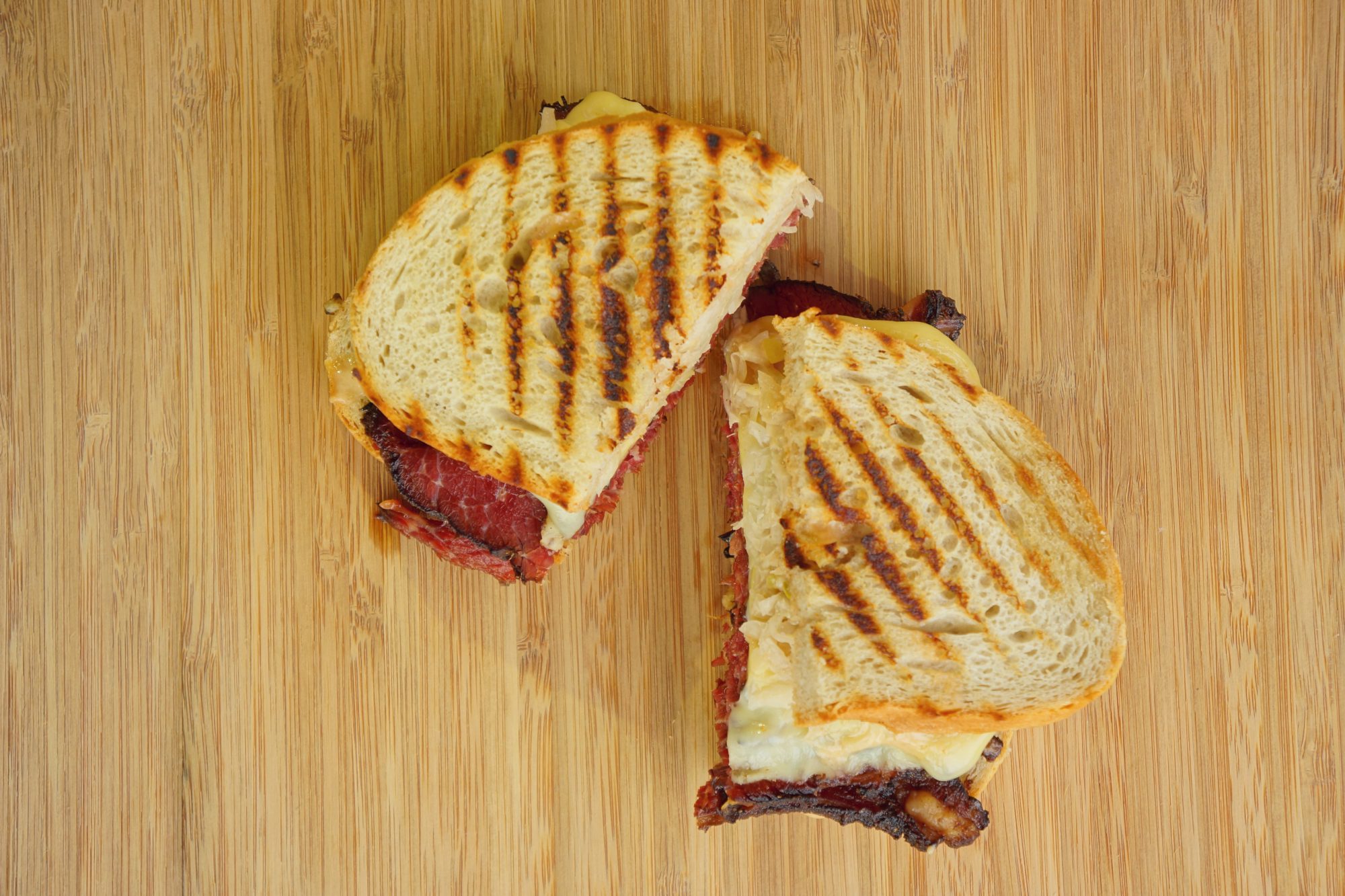 kanapka reubena z pastrami