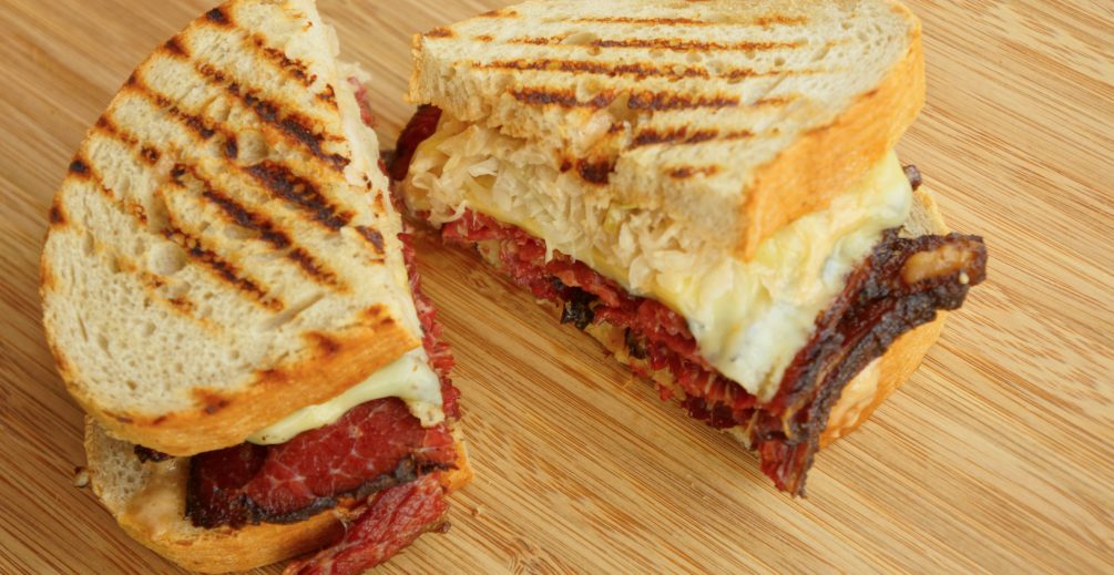 Kanapka reubena z pastrami i sosem rosyjskim